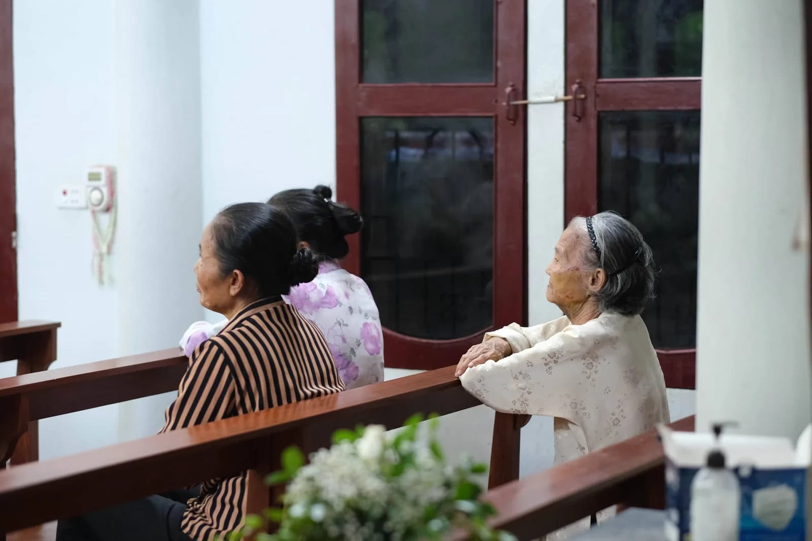 Ibu-ibu majelis taklim menyimak pembacaan hasil bersama