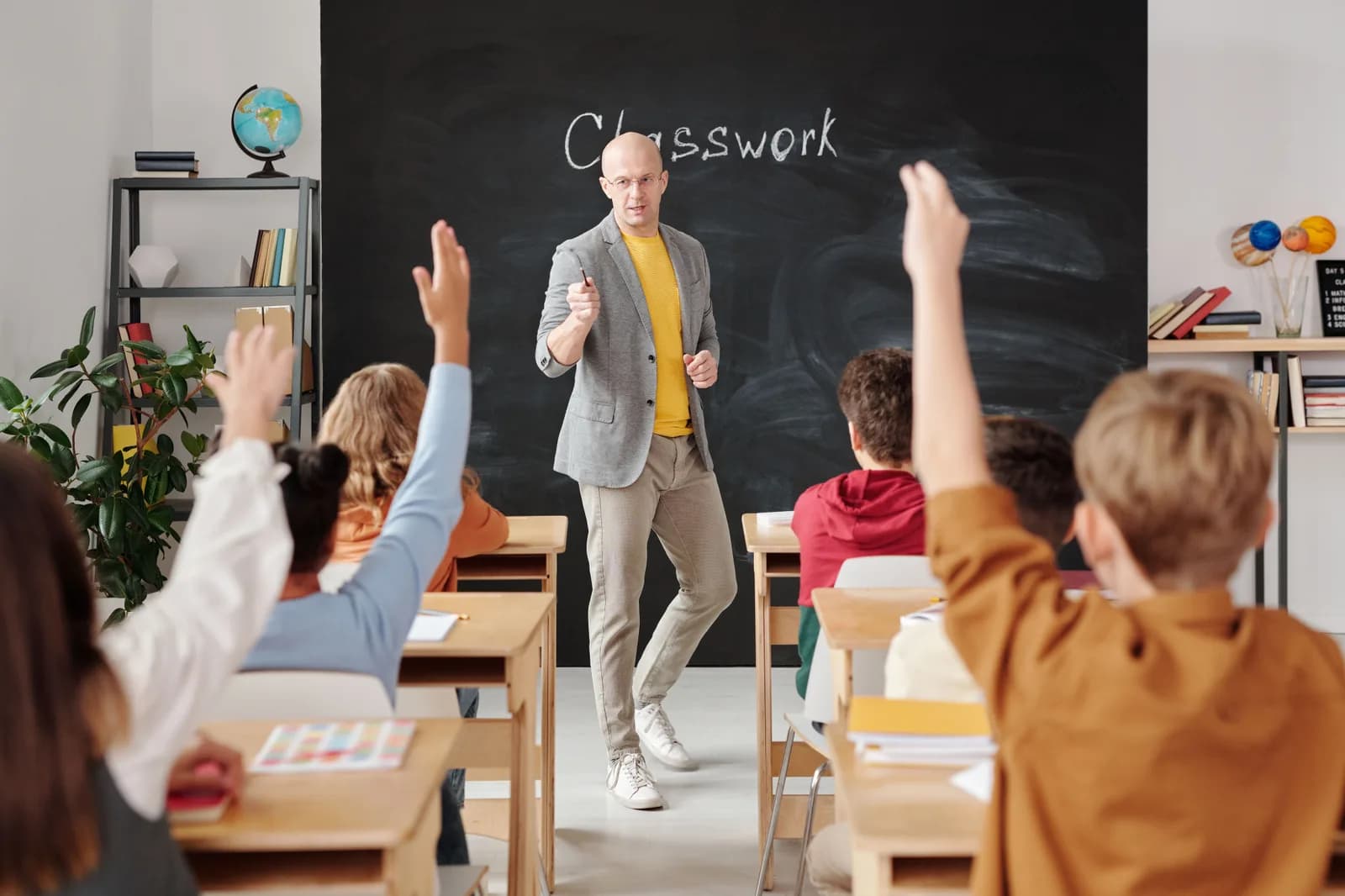 Pemateri menjelaskan cara kerja tes kepada peserta di kelas